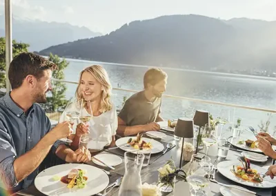 Menschen essen zu Mittag auf einem Boot und auf dem See in Zell am See in Österreich.