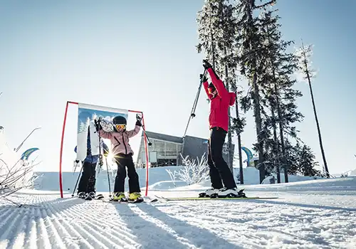 Kinder lernen das Skifahren.