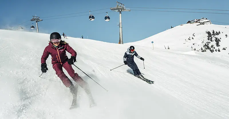 Skifahrer fahren auf der Schmittenhöhe Ski.