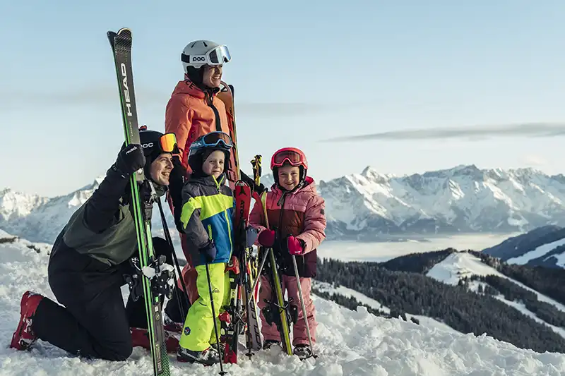 Familie auf dem Berg geht Skifahren